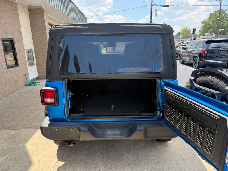 Jeep Wrangler Vehicle Full-screen Gallery Image 06