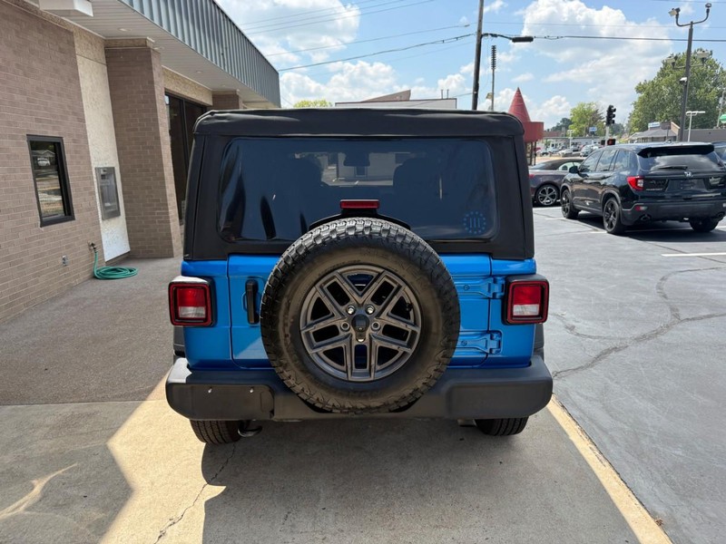 Jeep Wrangler Vehicle Full-screen Gallery Image 07