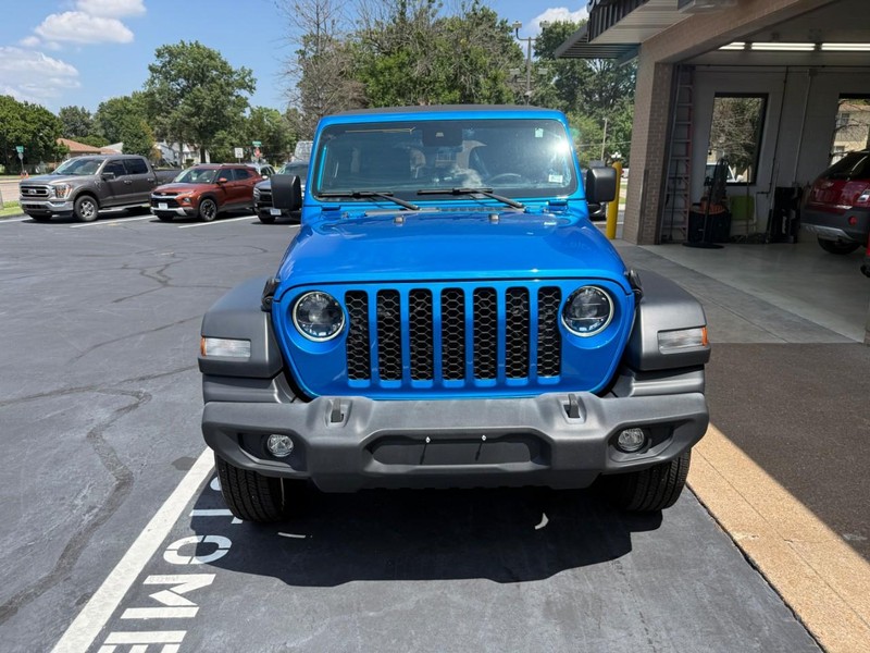 Jeep Wrangler Vehicle Full-screen Gallery Image 09