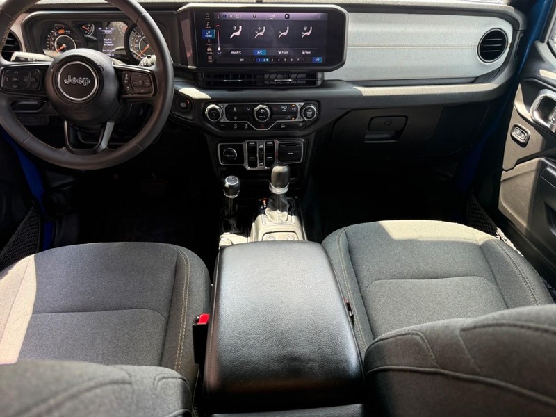 Jeep Wrangler Vehicle Full-screen Gallery Image 11