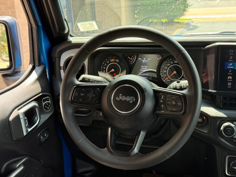 Jeep Wrangler Vehicle Full-screen Gallery Image 12
