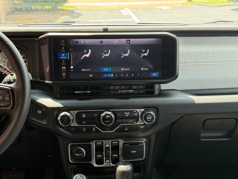 Jeep Wrangler Vehicle Full-screen Gallery Image 13