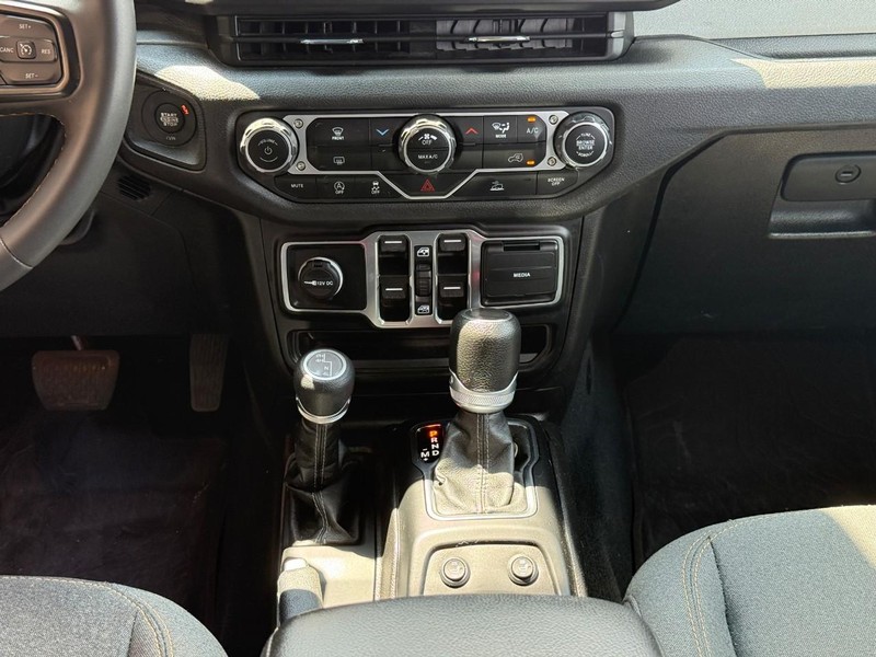 Jeep Wrangler Vehicle Full-screen Gallery Image 14