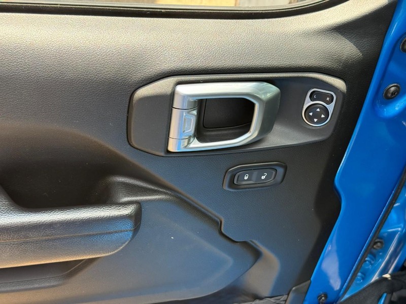 Jeep Wrangler Vehicle Full-screen Gallery Image 15