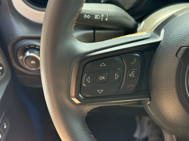 Jeep Wrangler Vehicle Full-screen Gallery Image 17