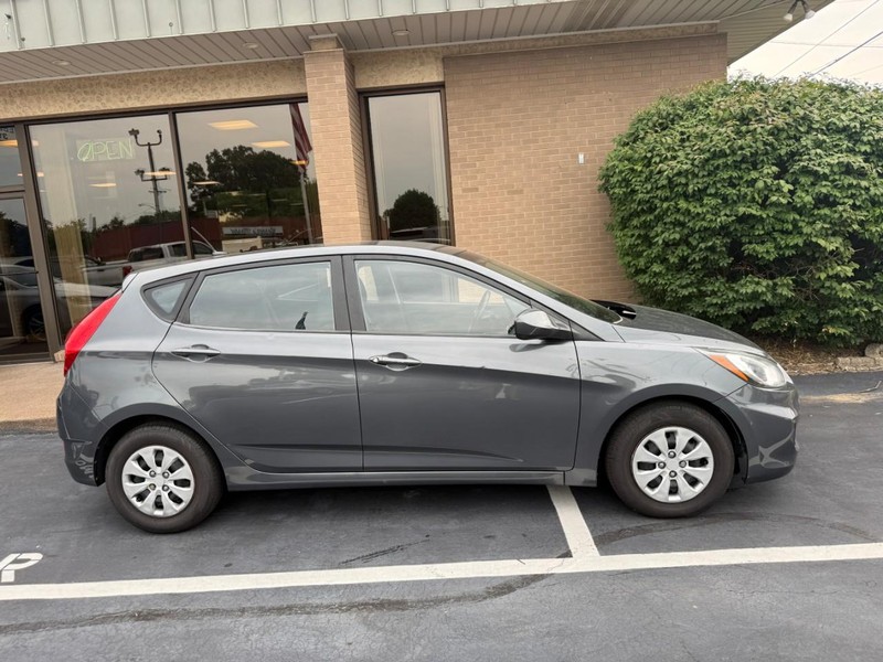 Hyundai Accent 5-Door Vehicle Full-screen Gallery Image 02