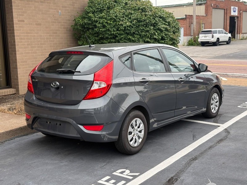 Hyundai Accent 5-Door Vehicle Full-screen Gallery Image 03
