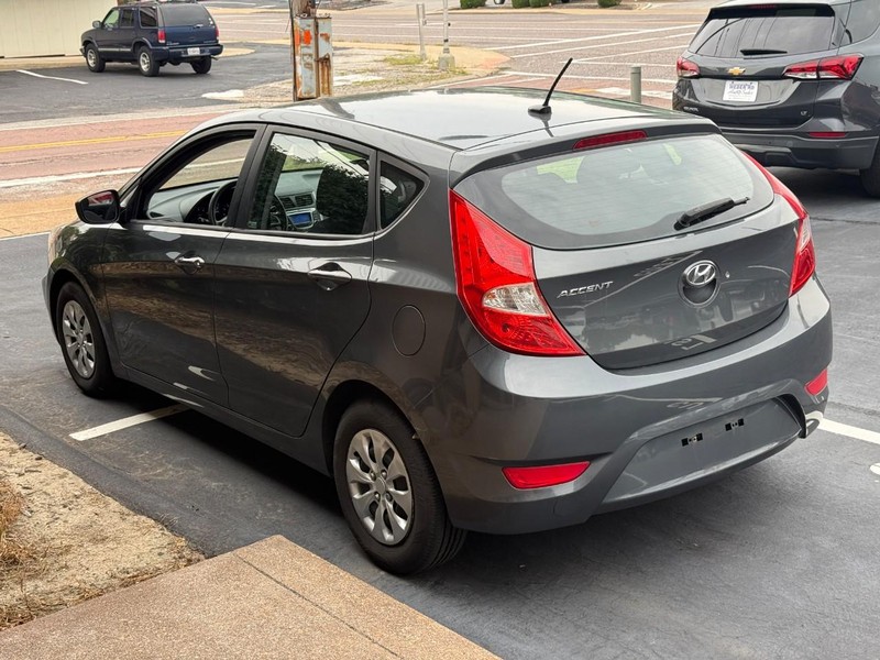 Hyundai Accent 5-Door Vehicle Full-screen Gallery Image 04
