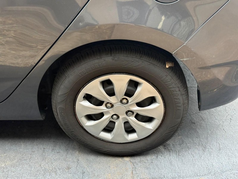 Hyundai Accent 5-Door Vehicle Full-screen Gallery Image 05