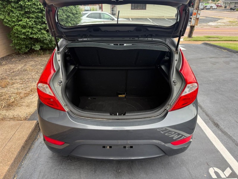 Hyundai Accent 5-Door Vehicle Full-screen Gallery Image 06