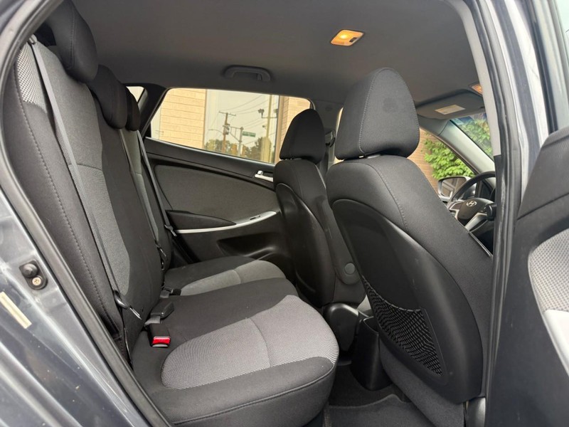 Hyundai Accent 5-Door Vehicle Full-screen Gallery Image 09