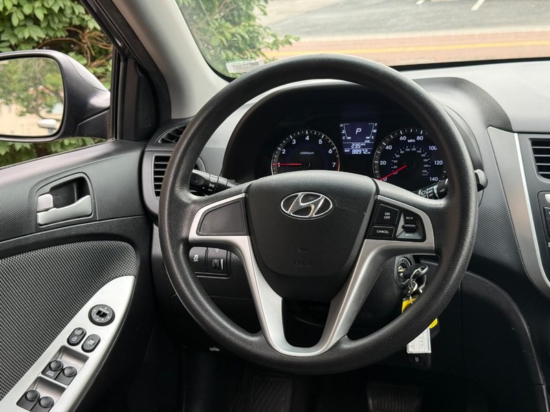 Hyundai Accent 5-Door Vehicle Full-screen Gallery Image 11
