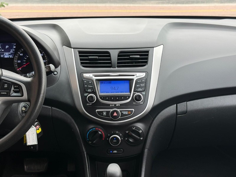 Hyundai Accent 5-Door Vehicle Full-screen Gallery Image 12