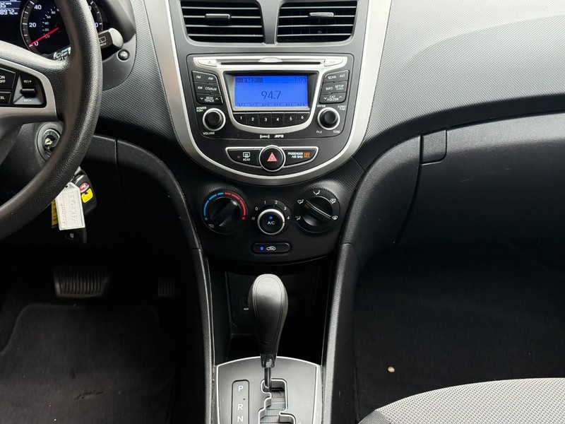 Hyundai Accent 5-Door Vehicle Full-screen Gallery Image 13
