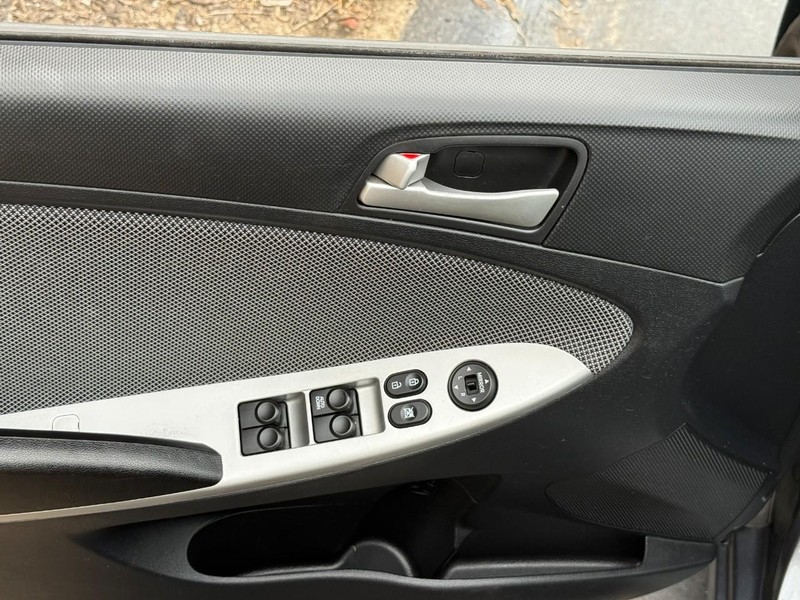 Hyundai Accent 5-Door Vehicle Full-screen Gallery Image 15