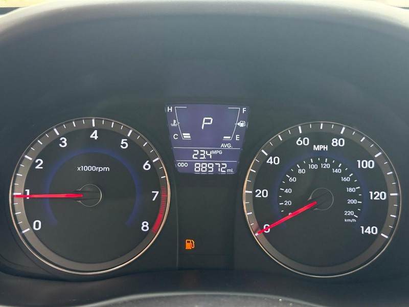 Hyundai Accent 5-Door Vehicle Full-screen Gallery Image 19