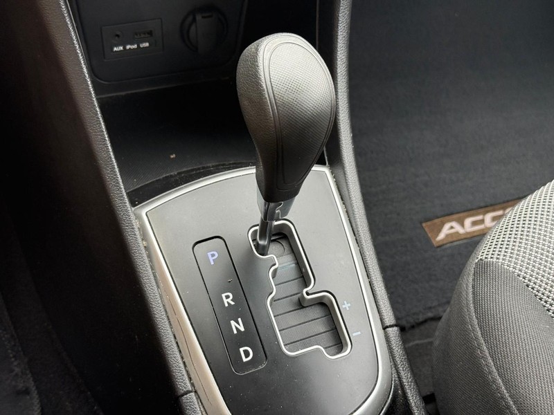 Hyundai Accent 5-Door Vehicle Full-screen Gallery Image 20