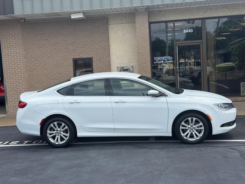 Chrysler 200 Vehicle Full-screen Gallery Image 02