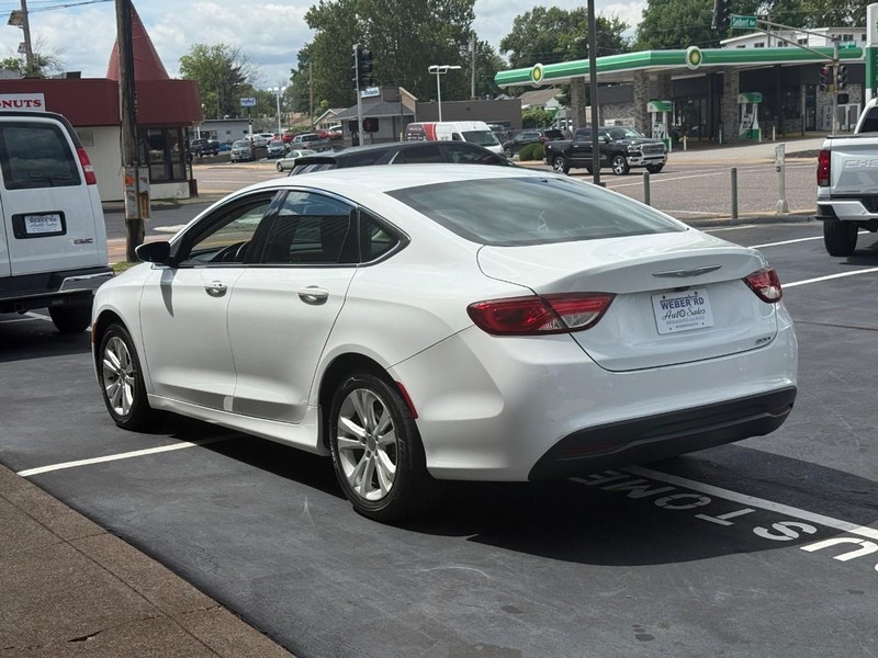 Chrysler 200 Vehicle Full-screen Gallery Image 04