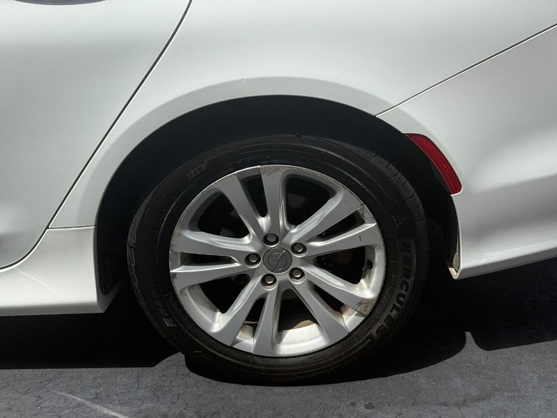 Chrysler 200 Vehicle Full-screen Gallery Image 05
