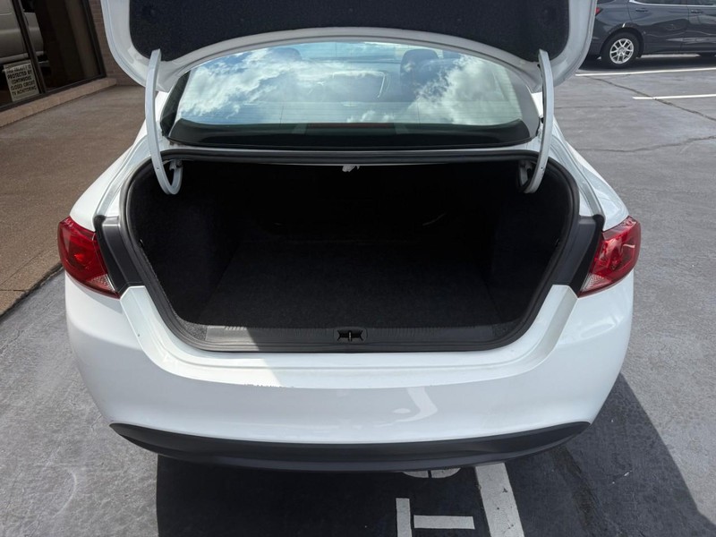 Chrysler 200 Vehicle Full-screen Gallery Image 06