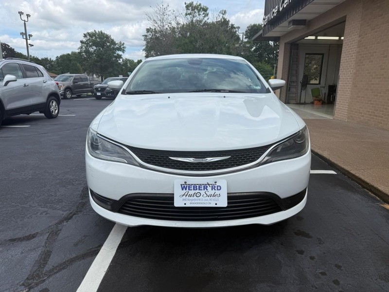 Chrysler 200 Vehicle Full-screen Gallery Image 09