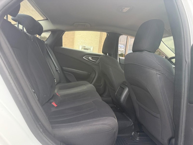 Chrysler 200 Vehicle Full-screen Gallery Image 10