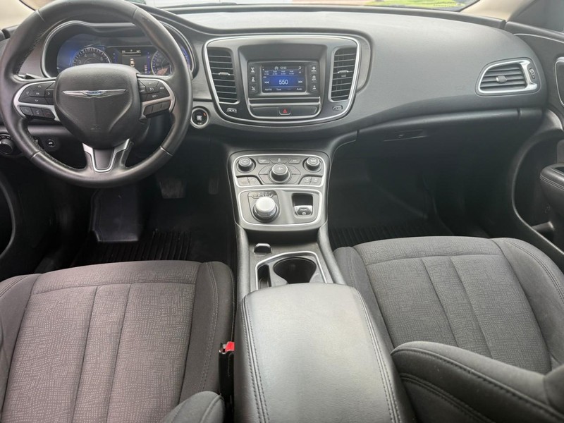 Chrysler 200 Vehicle Full-screen Gallery Image 11