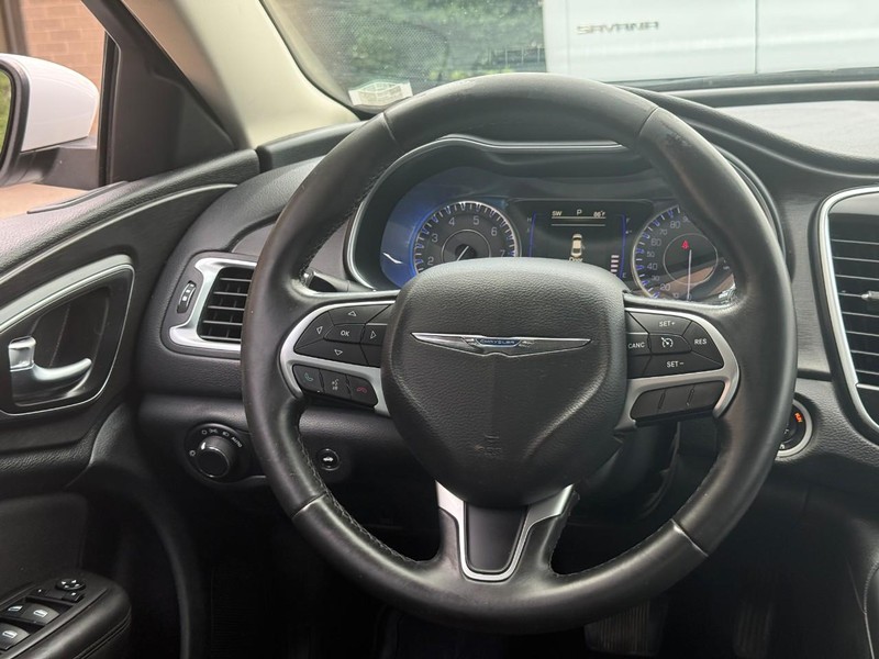 Chrysler 200 Vehicle Full-screen Gallery Image 12