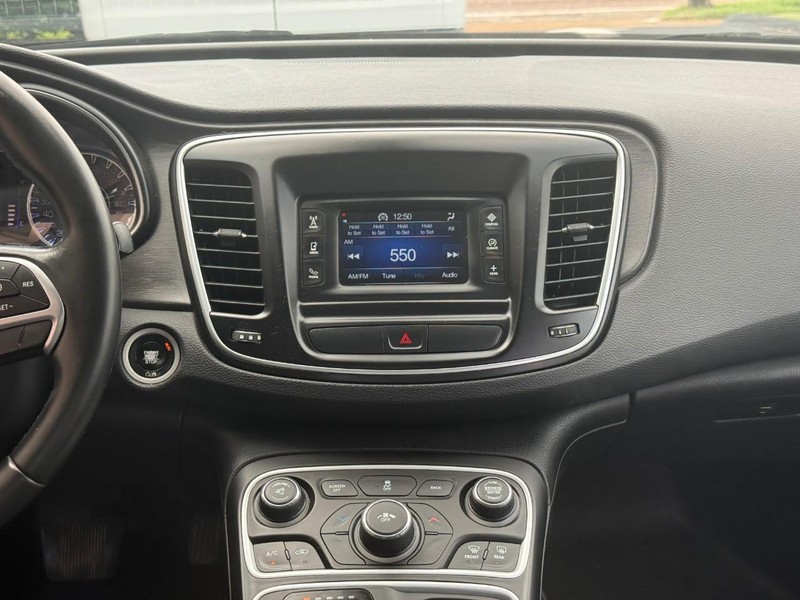 Chrysler 200 Vehicle Full-screen Gallery Image 13