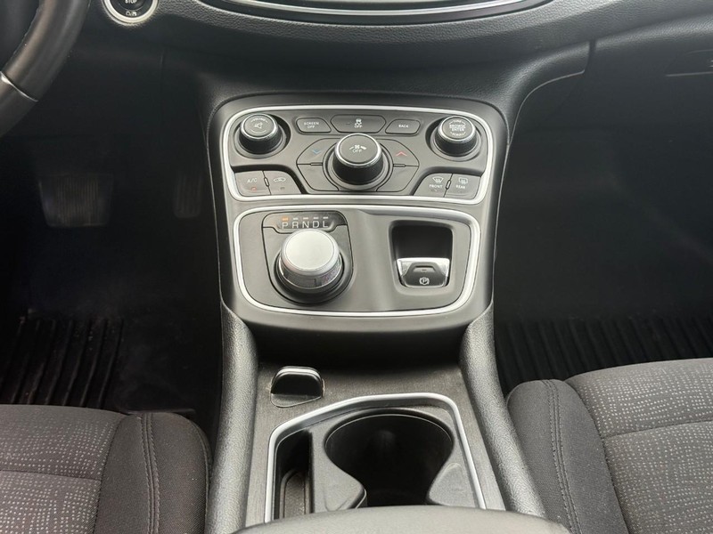 Chrysler 200 Vehicle Full-screen Gallery Image 14