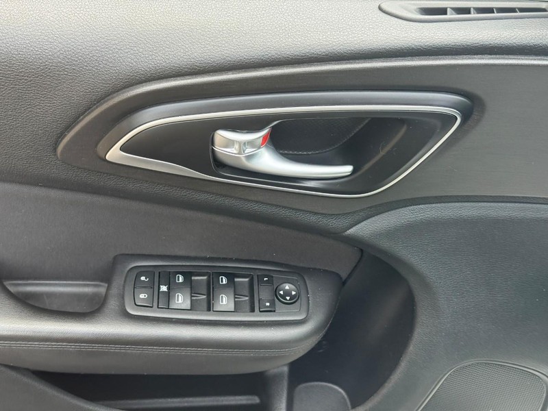 Chrysler 200 Vehicle Full-screen Gallery Image 15