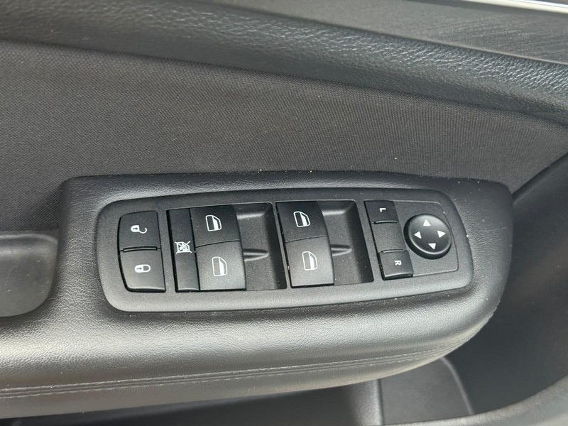 Chrysler 200 Vehicle Full-screen Gallery Image 16