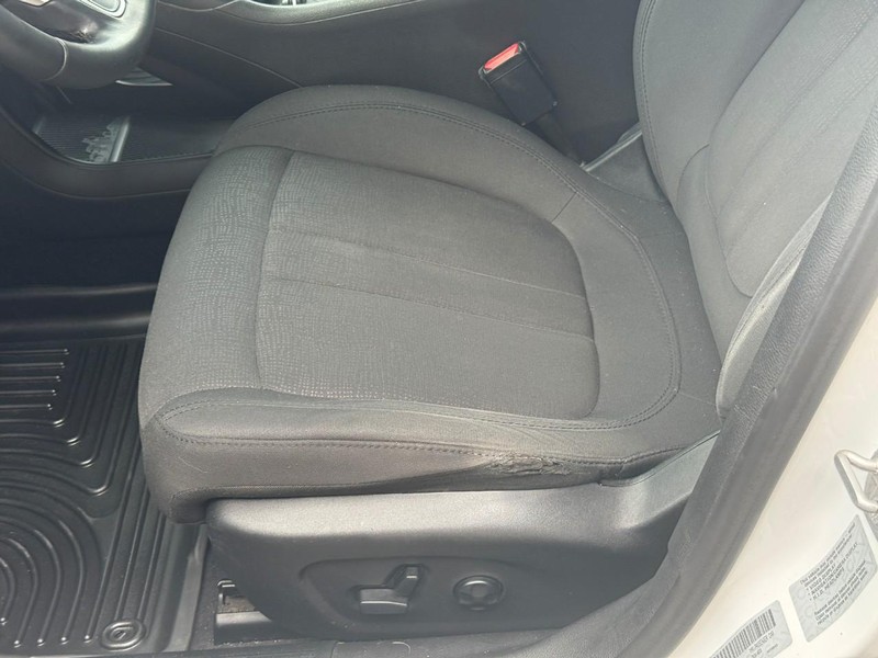 Chrysler 200 Vehicle Full-screen Gallery Image 17