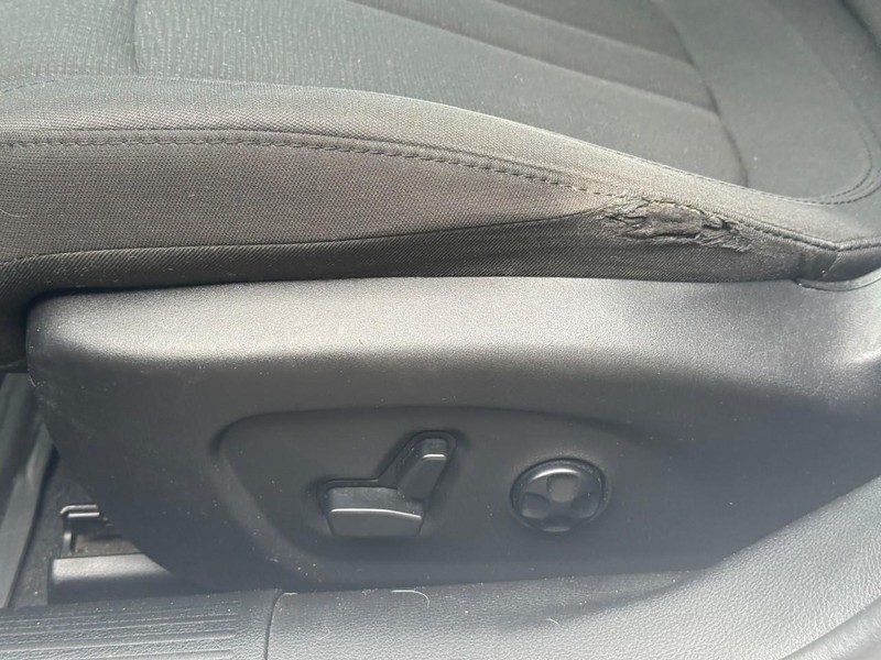Chrysler 200 Vehicle Full-screen Gallery Image 18