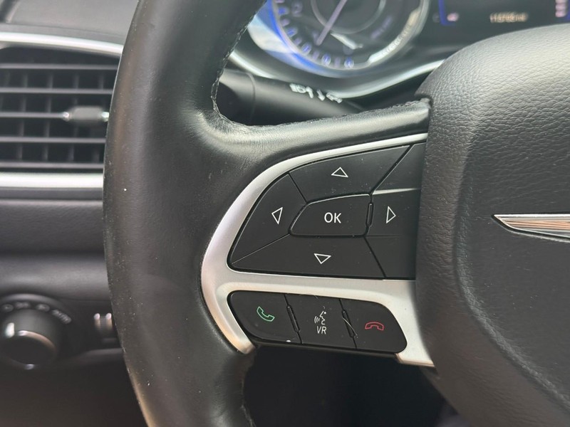 Chrysler 200 Vehicle Full-screen Gallery Image 19