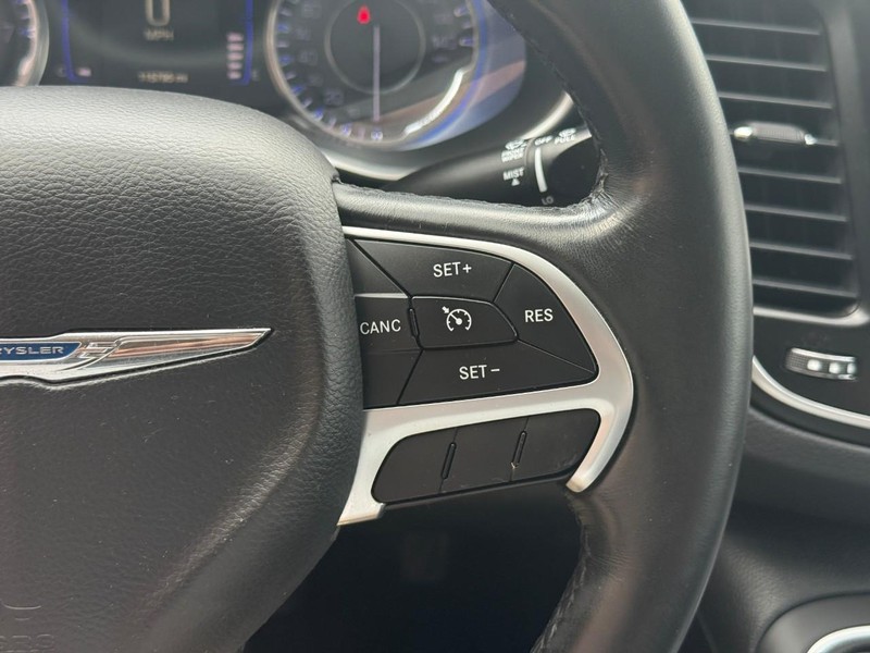 Chrysler 200 Vehicle Full-screen Gallery Image 20