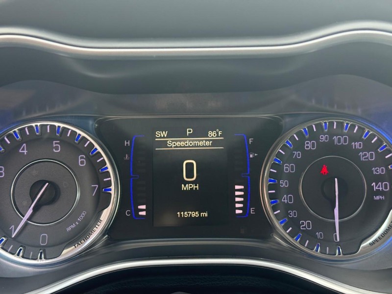 Chrysler 200 Vehicle Full-screen Gallery Image 21
