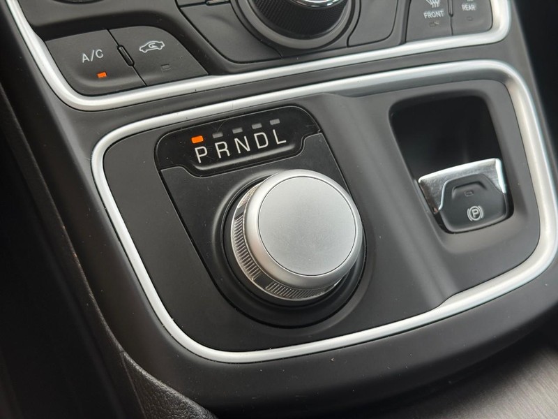 Chrysler 200 Vehicle Full-screen Gallery Image 22