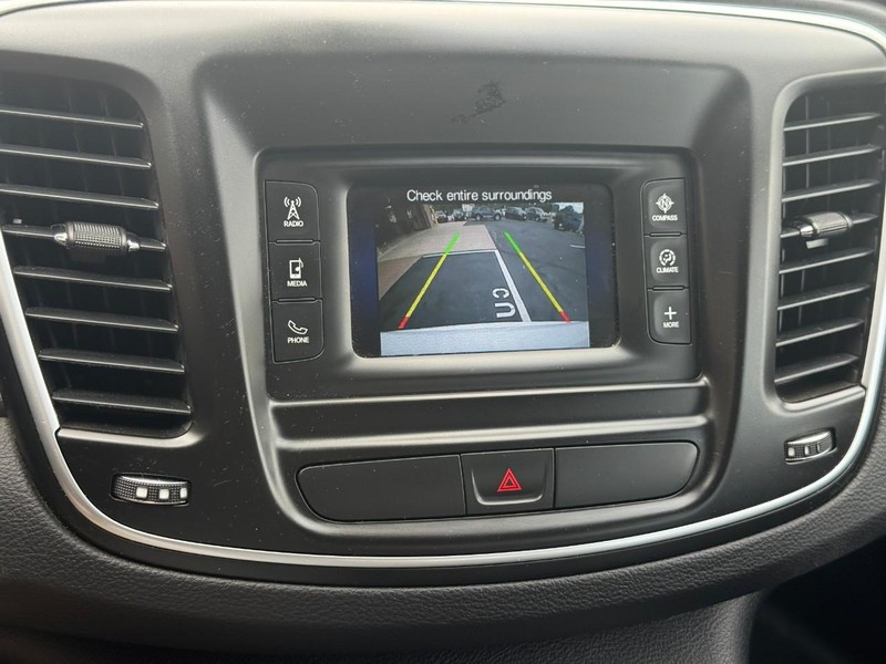 Chrysler 200 Vehicle Full-screen Gallery Image 23
