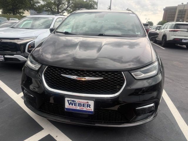 Chrysler Pacifica Vehicle Full-screen Gallery Image 3