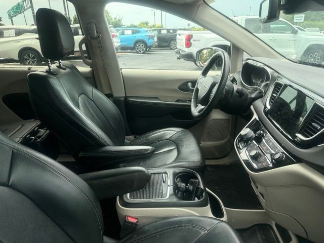 Chrysler Pacifica Vehicle Full-screen Gallery Image 5