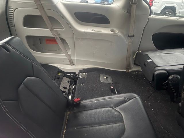 Chrysler Pacifica Vehicle Full-screen Gallery Image 7