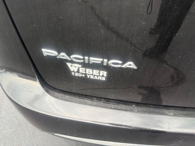 Chrysler Pacifica Vehicle Full-screen Gallery Image 9