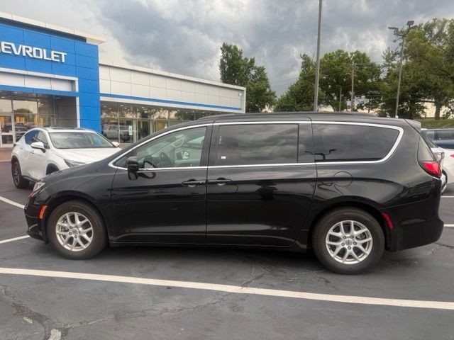 Chrysler Pacifica Vehicle Full-screen Gallery Image 10