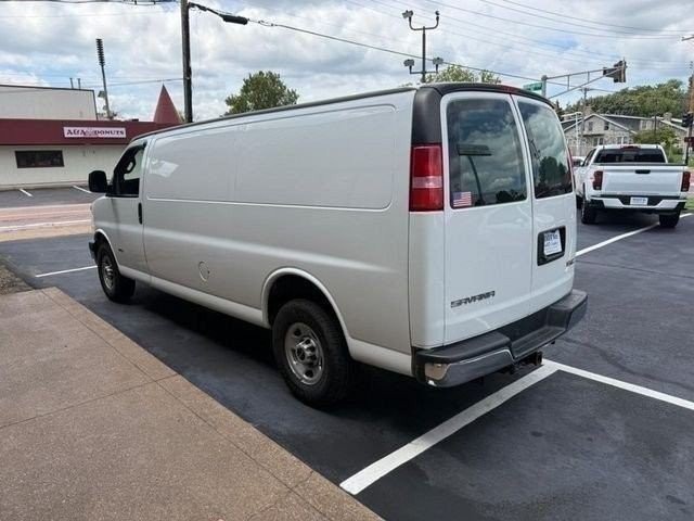 GMC Savana Cargo Van Vehicle Full-screen Gallery Image 4