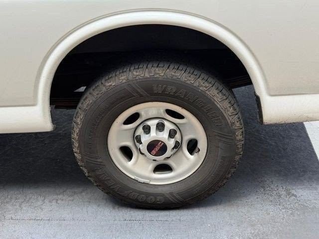 GMC Savana Cargo Van Vehicle Full-screen Gallery Image 5