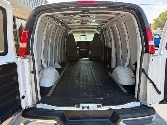 GMC Savana Cargo Van Vehicle Full-screen Gallery Image 6