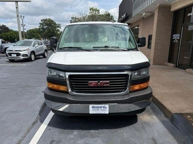 GMC Savana Cargo Van Vehicle Full-screen Gallery Image 9