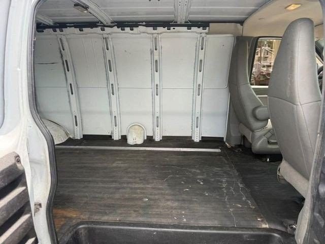 GMC Savana Cargo Van Vehicle Full-screen Gallery Image 10